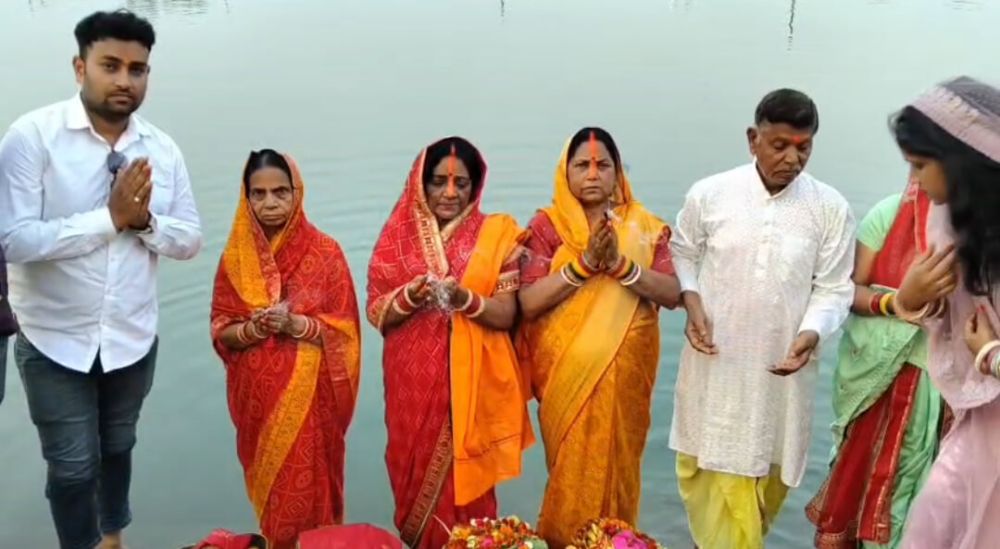 Kashi Ki Aawaz | चैती छठ:व्रतियों ने अस्ताचलगामी सूर्य को अर्घ्य दिया।