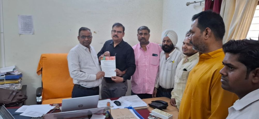 Kashi Ki Aawaz | सोनभद्र में विद्युत संबंधित समस्याओं को लेकर अधिशासी अभियंता विद्युत वितरण खंड कार्यालय पर प्रदर्शन किया।