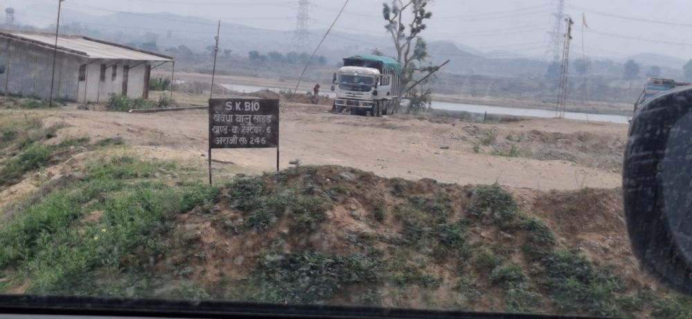 Kashi Ki Aawaz || रेणु नदी में अवैध खनन का खेल जारी,अधिकारी बने मूकदर्शक।