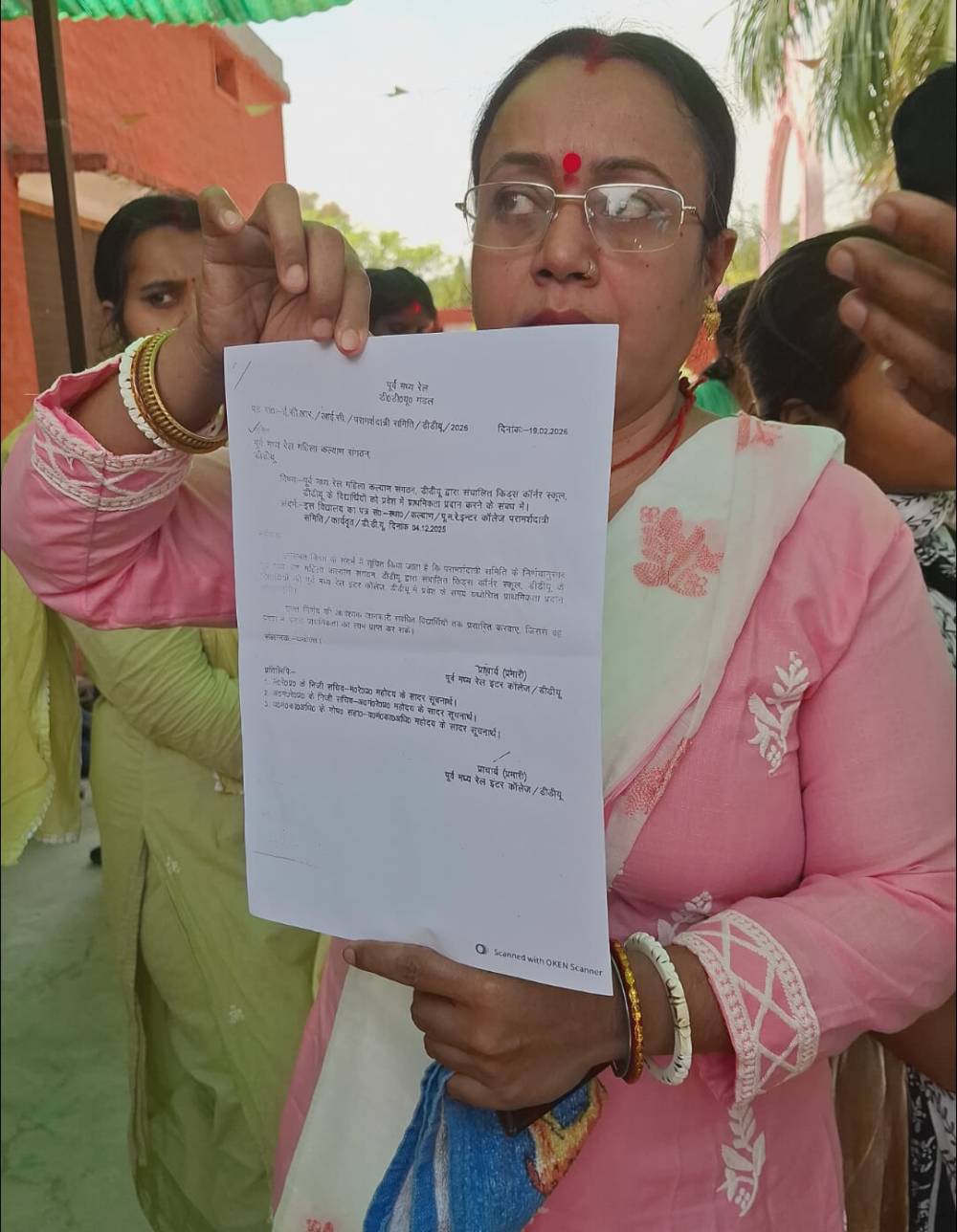 किड्स कॉर्नर स्कूल विवादों में, मान्यता न होने पर अभिभावक आक्रोशित। || KashiKiAawaz