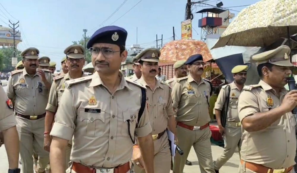 मुगलसराय में एसपी ने किया पैदल मार्चया तायात और अतिक्रमण पर सख्त कार्रवाई के दिए निर्देश। || KashiKiAawaz